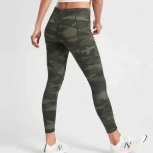 Athleta green camo contender 7/8 tight zipper pockets XXS